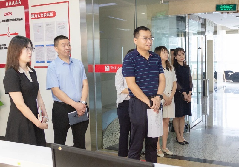 成都市人社局黨組成員、副局長亓國榮一行蒞臨瑞方人力考察調(diào)研 第1張