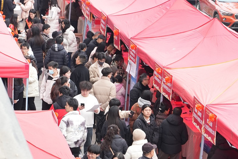 “百米小巷”人潮涌動！瑞方人力助力2025年武侯區(qū)春風(fēng)行動專場招聘會“開門紅” 第7張