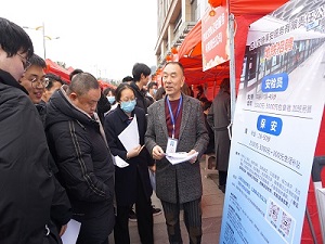 “百米小巷”人潮涌動！瑞方人力助力2025年武侯區(qū)春風(fēng)行動專場招聘會“開門紅” 第4張