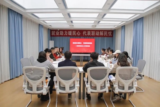 深入一線聽(tīng)民意！成都市人大代表龔曉鷗在火車南站街道開(kāi)展就業(yè)指導(dǎo)專題分享活動(dòng) 第4張