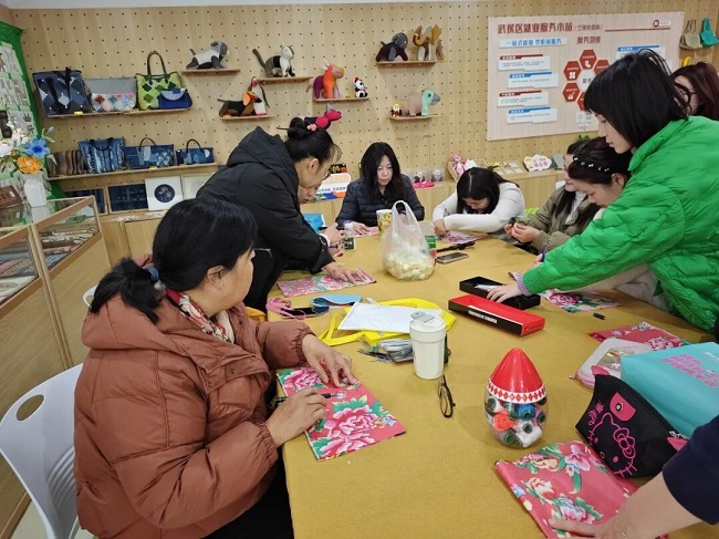傳承指尖手藝，激活就業(yè)新機(jī)：瑞方人力助力華興街道開展女紅就業(yè)幫扶 第3張